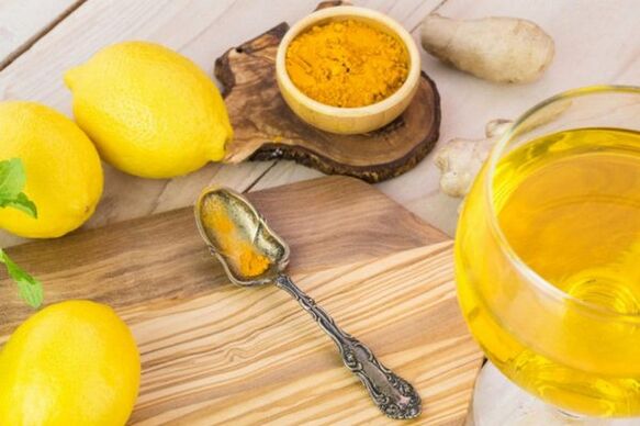 与柠檬，生姜和姜黄一起饮用可增强功效